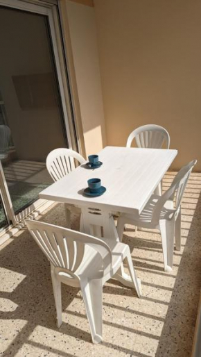 Studio climatisé avec coin nuit 150m de la plage